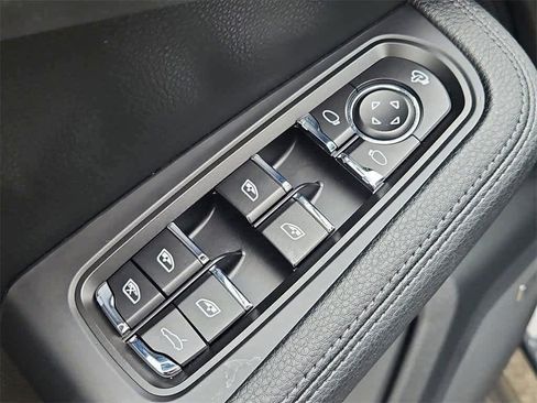 Certified 2025 Porsche Macan image 31