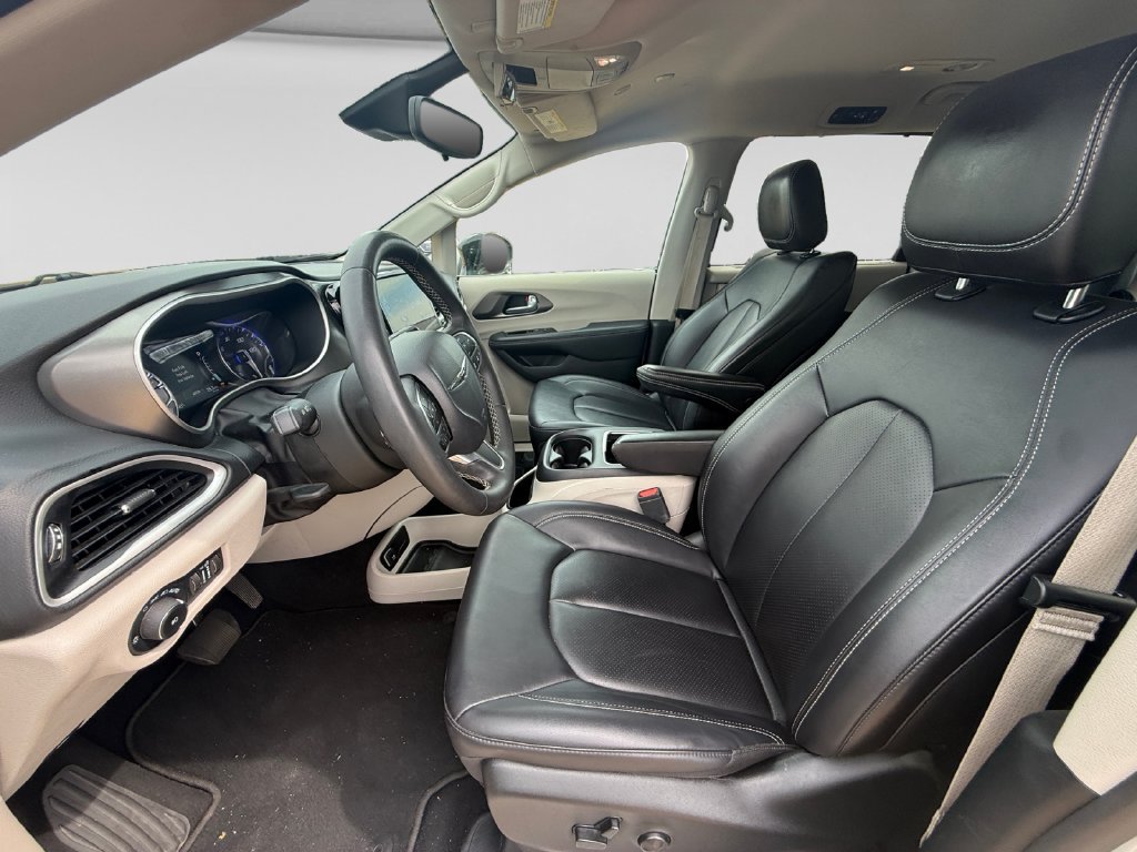 Used 2024 Chrysler Pacifica Touring-L FWD image 21