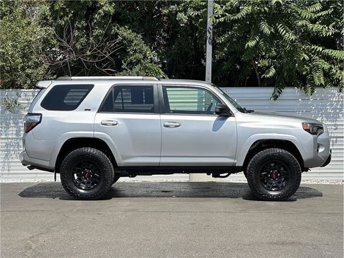 Used 2019 Toyota 4Runner SR5 AWD/4WD image 9