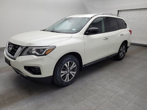 Used 2017 Nissan Pathfinder SV image 2