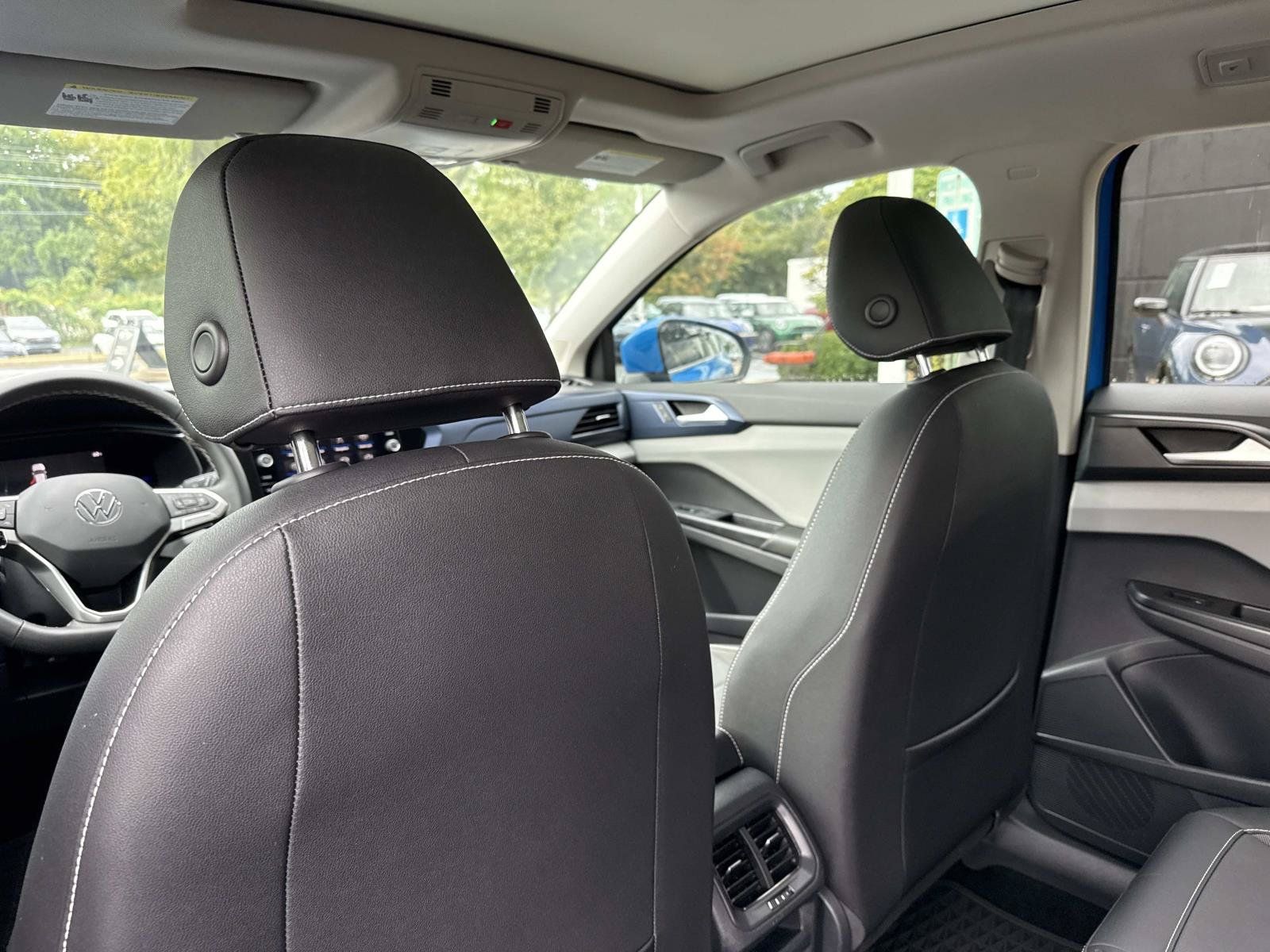 Used 2022 Volkswagen Taos SE w/ Panoramic Sunroof Package FWD image 17