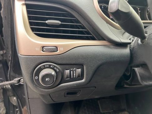 Used 2016 Jeep Cherokee Latitude w/ Cold Weather Group AWD/4WD image 20