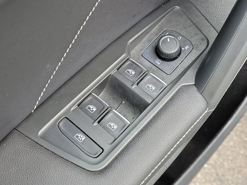 Used 2024 Volkswagen Tiguan SE FWD image 18