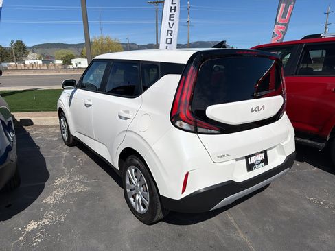 Used 2023 Kia Soul LX FWD image 3