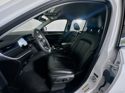 Used 2023 Jeep Grand Cherokee Limited image 13