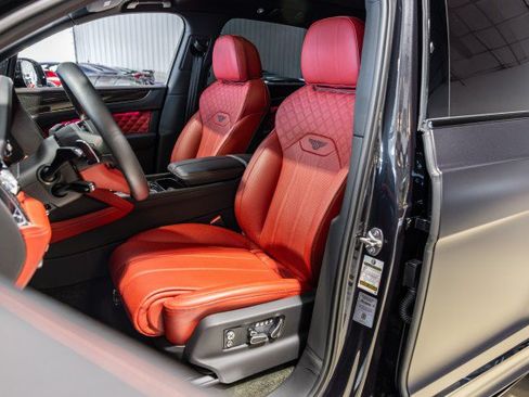 Used 2023 Bentley Bentayga AWD/4WD image 34