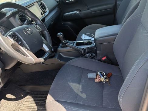 Used 2018 Toyota Tacoma TRD Sport w/ Technology Package image 5