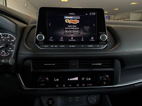 Used 2025 Nissan Rogue SV FWD image 27