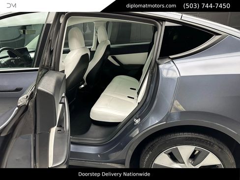 Used 2022 Tesla Model Y Long Range image 17