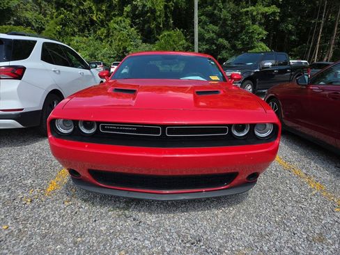 Used 2016 Dodge Challenger SXT RWD image 2
