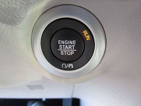 Certified 2024 Chrysler Pacifica Limited image 32