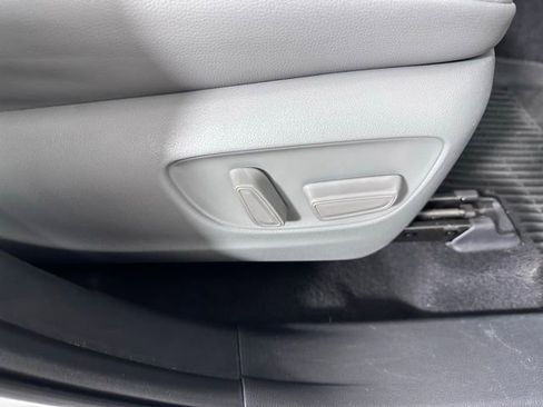 Used 2023 Toyota Highlander XLE AWD/4WD image 11