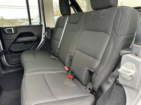 Used 2019 Jeep Wrangler Unlimited Sahara image 23