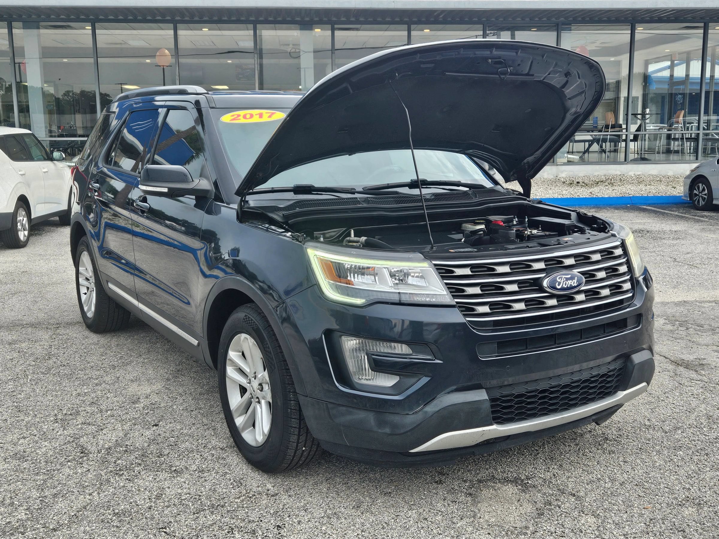 Used 2017 Ford Explorer XLT w/ Equipment Group 202A FWD image 16