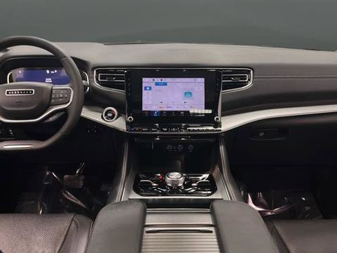 Used 2024 Jeep Wagoneer L Series II w/ Convenience Group I image 8