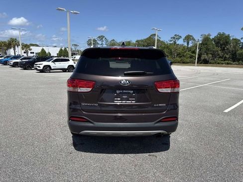Used 2017 Kia Sorento EX w/ EX Premium Package FWD image 4