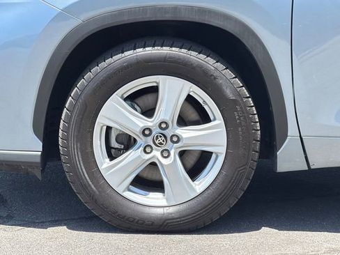 Used 2020 Toyota Highlander LE FWD image 34