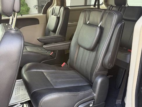 Used 2014 Chrysler Town & Country Touring FWD image 13