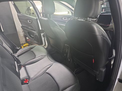 Used 2025 Jeep Compass Trailhawk image 11