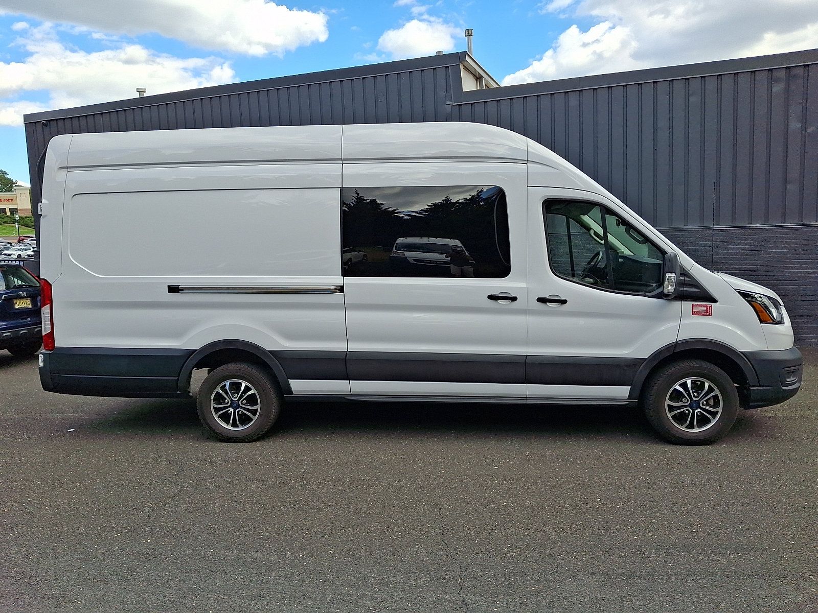Used 2022 Ford E-Transit 148 High Roof Extended RWD image 7