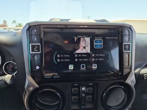 Used 2017 Jeep Wrangler Unlimited Rubicon AWD/4WD image 12