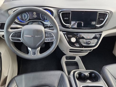 Used 2024 Chrysler Pacifica Touring-L image 13