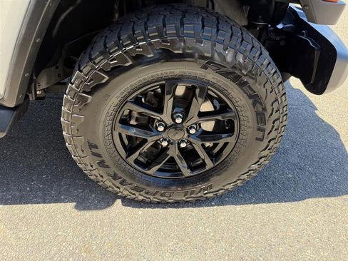 Used 2022 Jeep Gladiator Sport AWD/4WD image 12