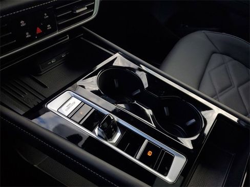 Certified 2025 Volkswagen Atlas Cross Sport SE w/ Panoramic Sunroof Package image 23