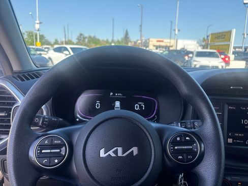 Used 2025 Kia Soul LX w/ LX Technology Package FWD image 25