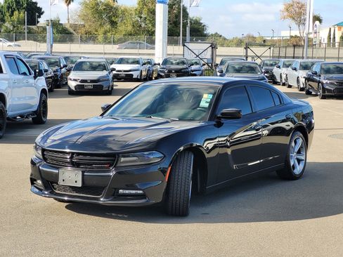 Used 2017 Dodge Charger R/T w/ Navigation & Travel Group image 9
