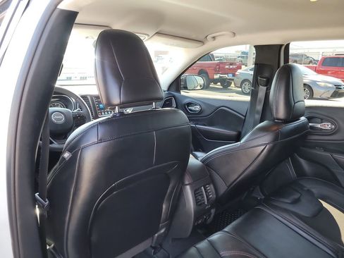 Used 2022 Jeep Cherokee Trailhawk image 11