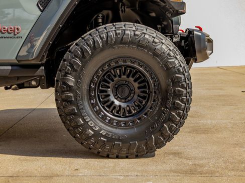 Used 2025 Jeep Wrangler Unlimited Rubicon image 12