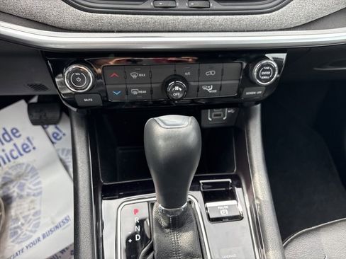 Used 2025 Jeep Compass Latitude image 33