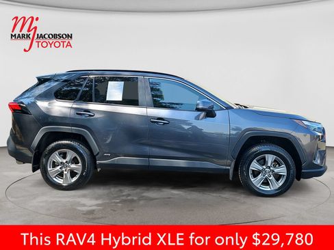 Used 2022 Toyota RAV4 XLE AWD/4WD image 7