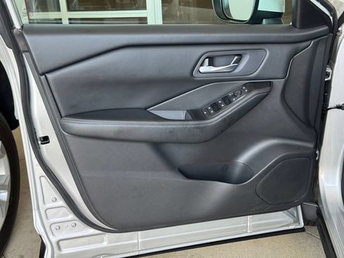 Used 2024 Nissan Rogue SV FWD image 25