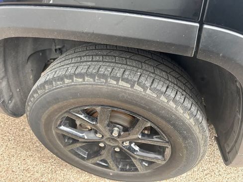 Used 2024 Jeep Grand Cherokee Altitude AWD/4WD image 5