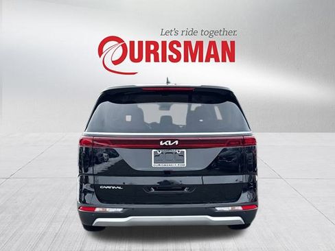 Used 2024 Kia Carnival EX image 3