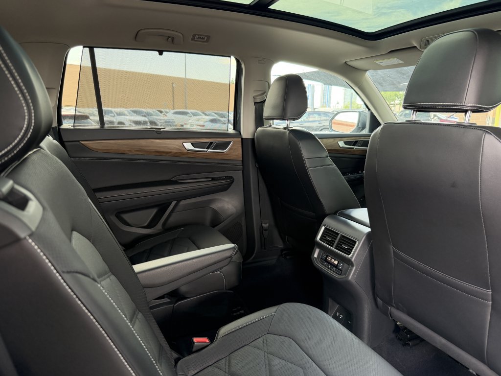 Used 2024 Volkswagen Atlas SE w/ Panoramic Sunroof Package FWD image 43