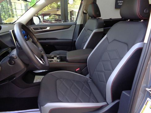 Used 2025 Volkswagen Atlas Peak Edition SE AWD/4WD image 9