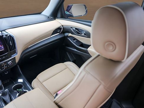 Used 2022 Chevrolet Traverse Premier FWD image 25