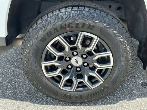 Used 2023 Chevrolet Colorado Z71 w/ Z71 Convenience Package 2 AWD/4WD image 16