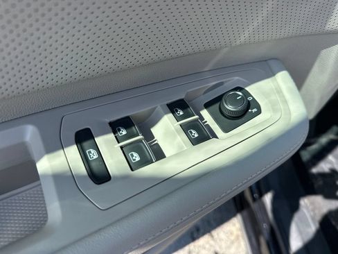 Used 2026 Volkswagen Atlas SE FWD image 11