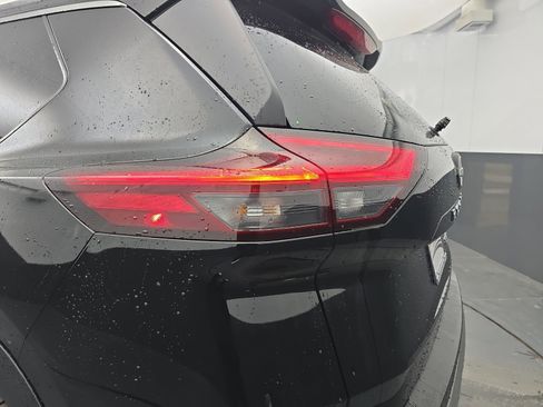 Used 2023 Nissan Rogue SV image 14