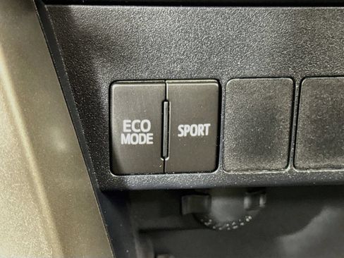Used 2015 Toyota RAV4 LE FWD image 16