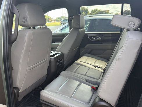 Used 2023 Chevrolet Suburban LT RWD image 7