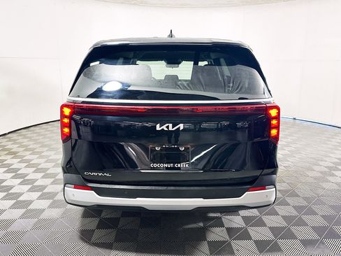 Used 2025 Kia Carnival FWD image 4