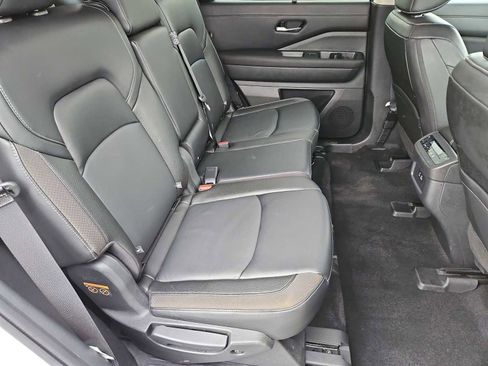 Used 2024 Nissan Pathfinder SL image 37