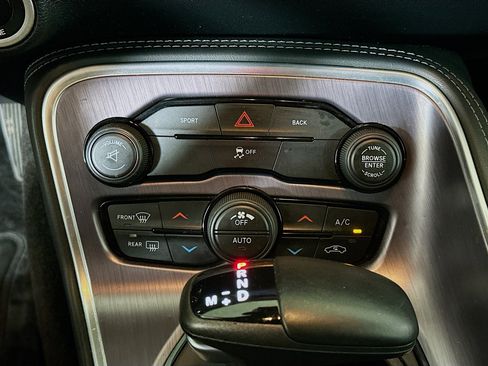 Used 2015 Dodge Challenger SXT image 22