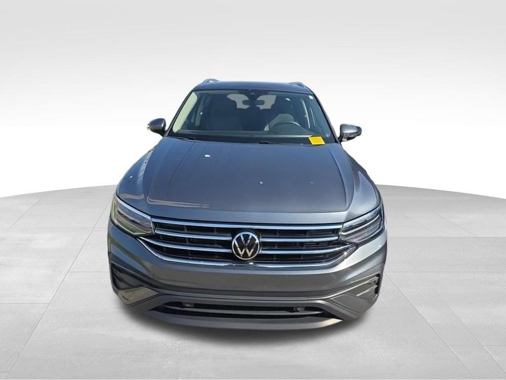 Used 2023 Volkswagen Tiguan SE w/ Panoramic Sunroof Package FWD image 4