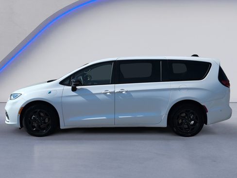 Used 2024 Chrysler Pacifica Limited FWD image 3